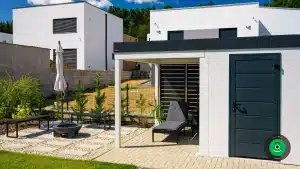 Záhradný domček s prístreškom na nástroje alebo posedenie v tieni