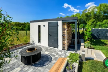 Domček s prístreškom na drevo a pohodlným posedením pred vchodom