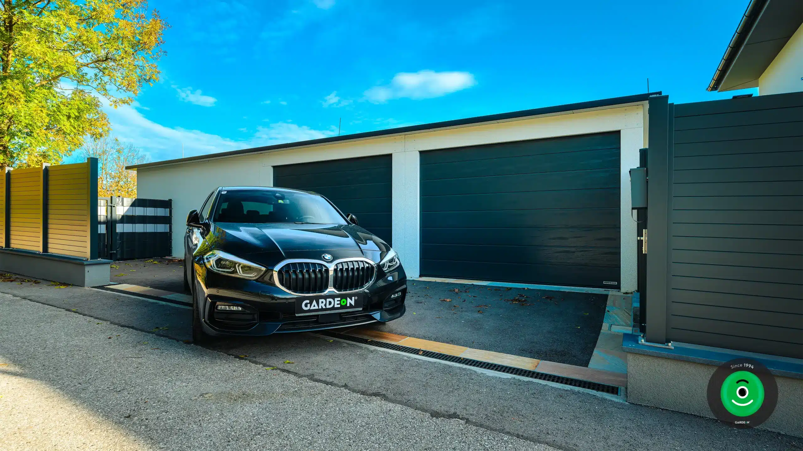 auto pred veľkou dvojitou garážou