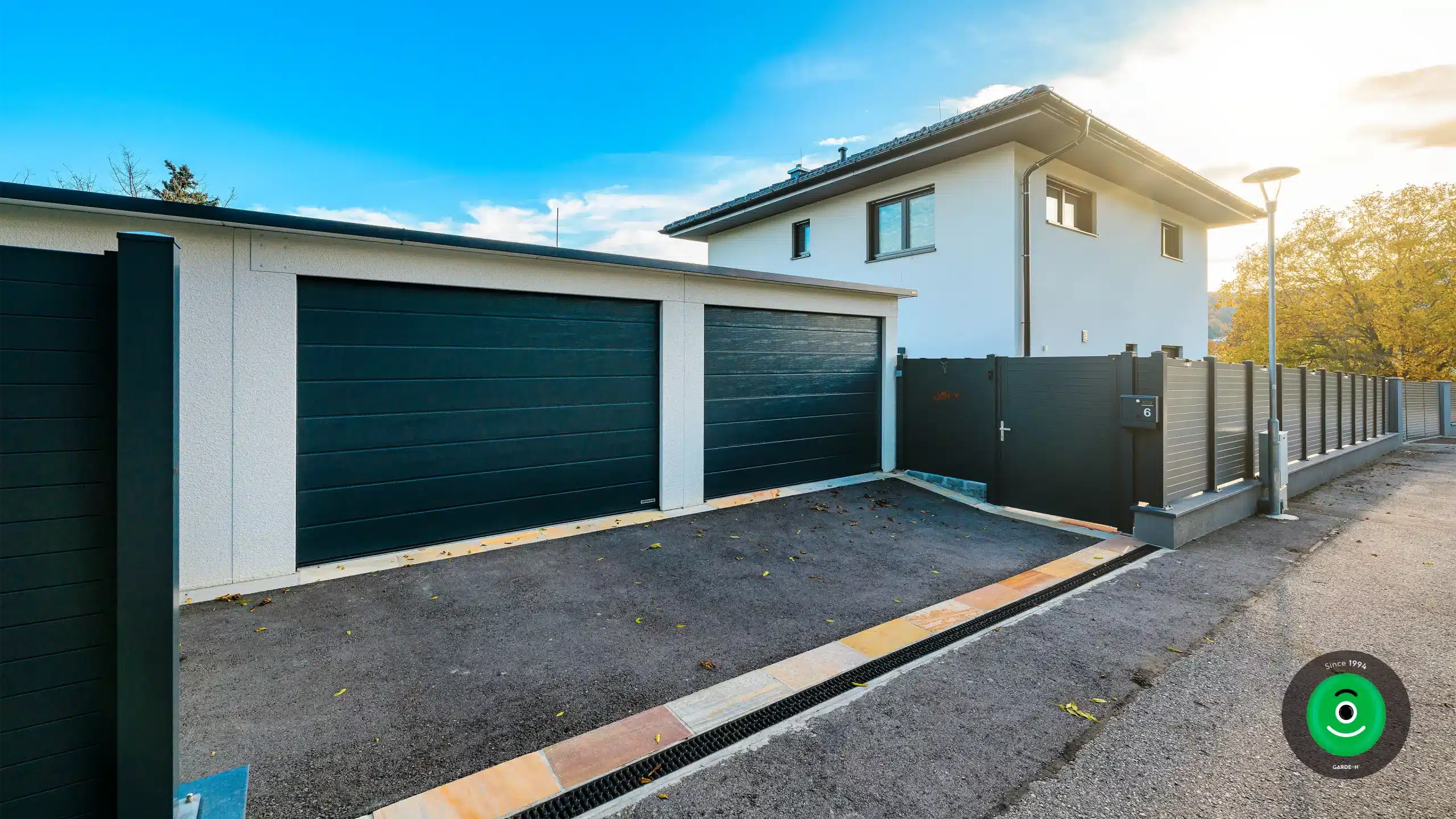 dvojgaráž s pultovou strechou a širokými bránami