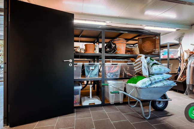 vnútro veľkej dvojitej garáže