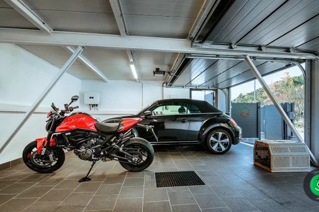 zaparkované dopravné prostriedky vo veľkej dvojitej garáži