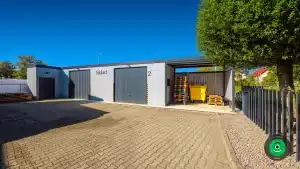 garáže s prístreškom slúžiace ako skladové priestory