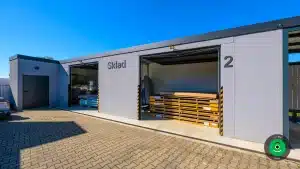 praktické skladové priestory pod priestranným prístreškom spojeným s garážou