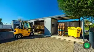 vysokozdvižný vozík pri garáži ako skladový priestor