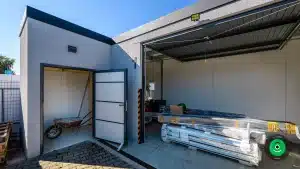 firemné sklady využité v garážových priestoroch