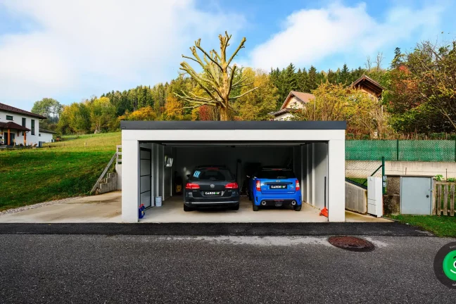 dve autá parkujúce v širokej garáži