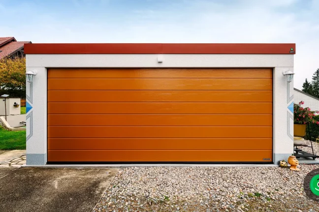 garáž s farebnou atikou a garážovou bránou