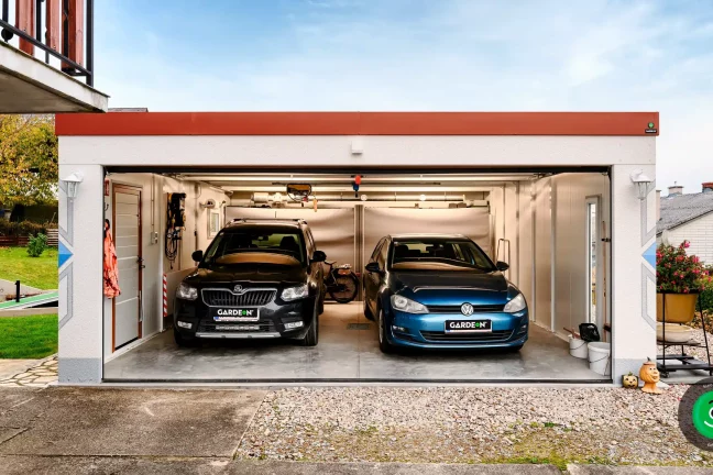 dve autá zaparkované v garáži s farebnou atikou