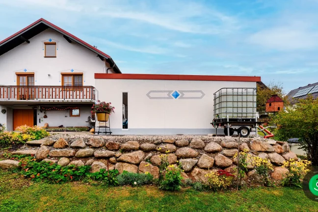 kamenný vyvýšený podklad pod garážou