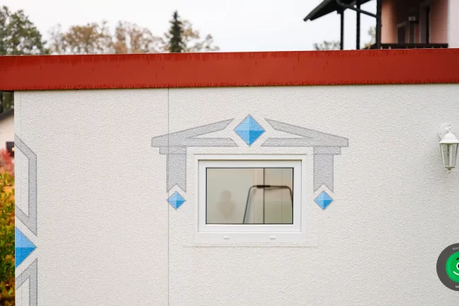 bočné okno od garáže s červenou hnedou atikou