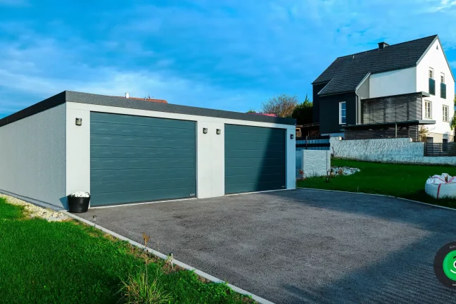 dve garáže postavené hneď vedľa seba