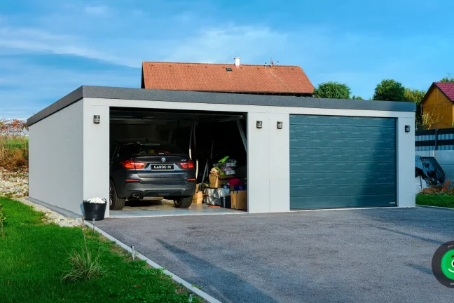 auto zaparkované vo vnútri jednej z garáži