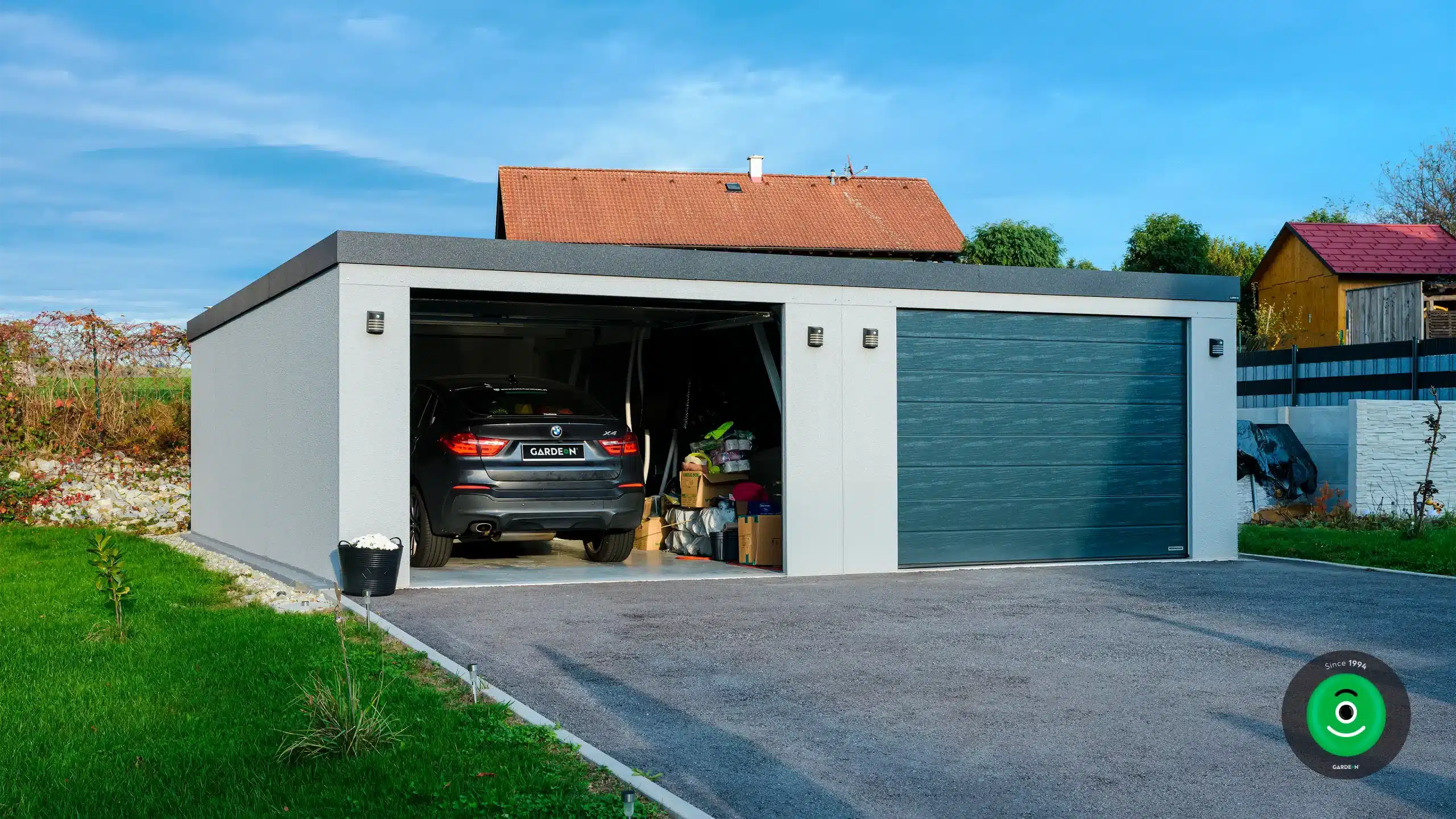 auto zaparkované vo vnútri jednej z garáži