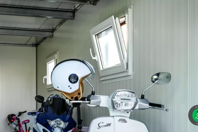 detail na okno vo vnútri garáže