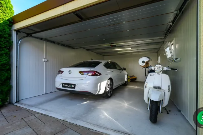 dopravné prostriedky zaparkované v priestrannej garáži