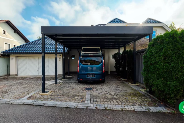 prístrešok pre auto pri rodinnom dome