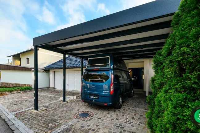 auto pod veľkým priestranným prístreškom