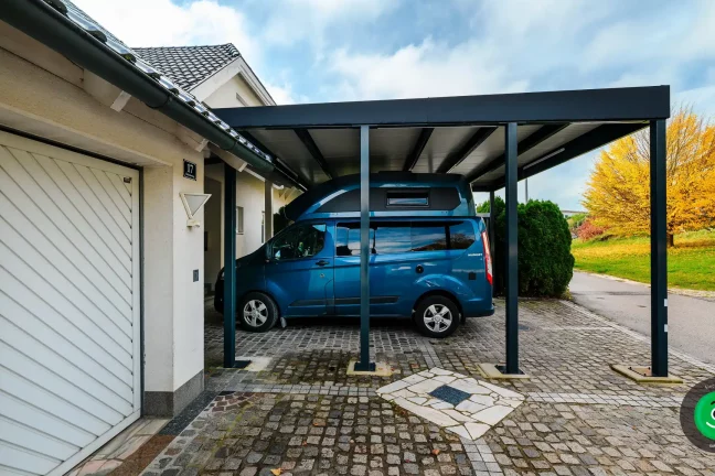 bočný pohľad priestranného prístrešku