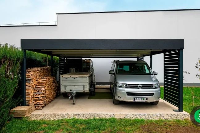 auto zaparkované pod prístreškom ktoré slúži aj na odkladanie dreva