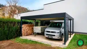 drevo odložené pod prístreškom s kovovou výplňou