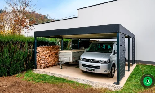 drevo odložené pod prístreškom s kovovou výplňou