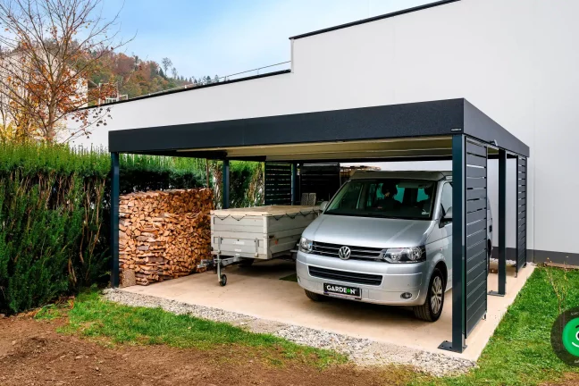 drevo odložené pod prístreškom s kovovou výplňou