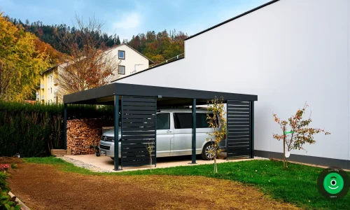 kovová výplň so zaparkovaným autom