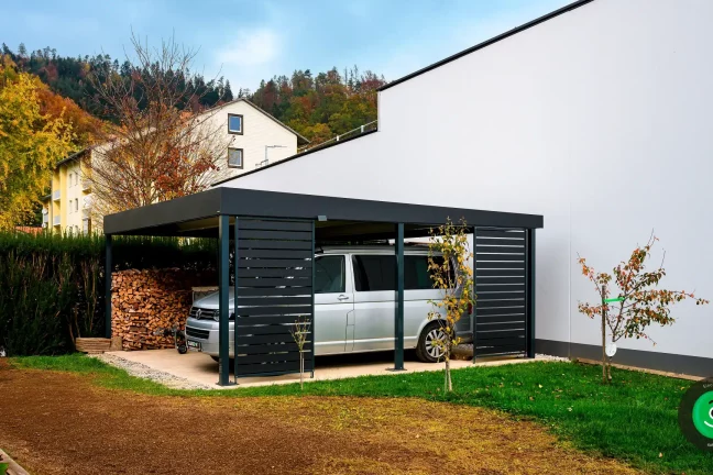 kovová výplň so zaparkovaným autom