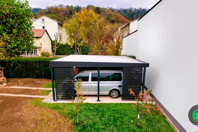 prístrešok pre jedno auto pri rodinnom dome