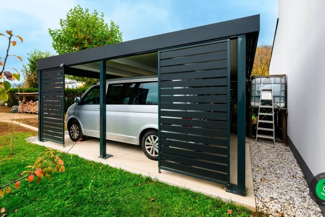 detainá fotografia na kovovú výplň prístrešku