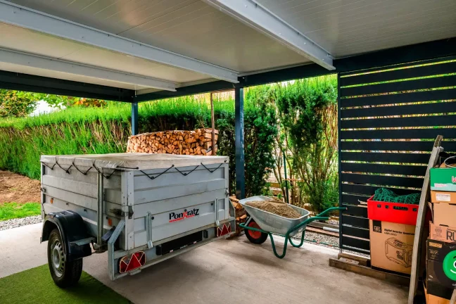 odložené záhradné náradie pod prístreškom