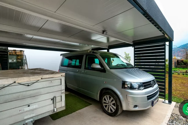 prístrešok s kovovou výplňou ktorá chráni pred zlým počasím