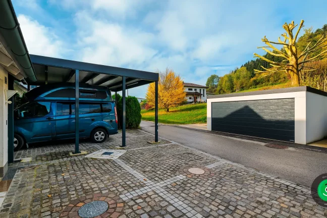 garáž oproti veľkému prístrešku