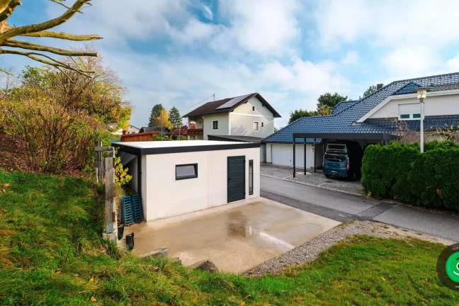 dve stavby oproti sebe