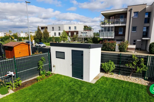 malý záhradný domček v rohu záhrady