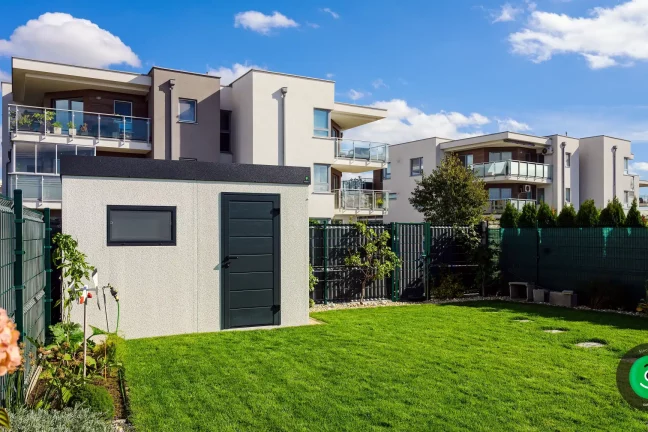 útulný záhradný domček s bielou omietkou