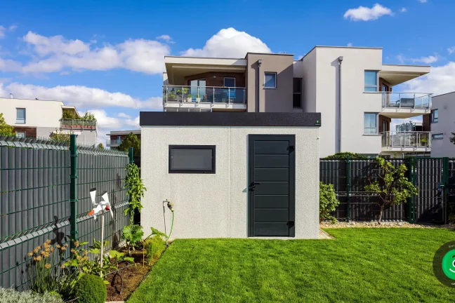 biela omietka s čienymi doplnkami na záhradnom domčeku