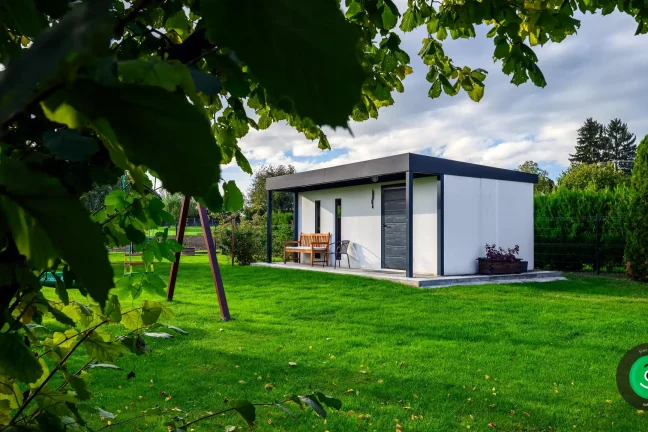 záhradný domček s prístreškom uprostred záhrady