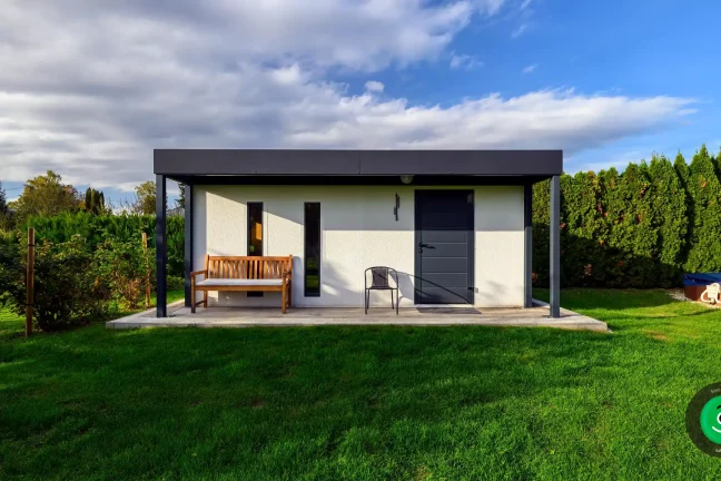 posedenie pod prístreškom pred záhradným domčekom