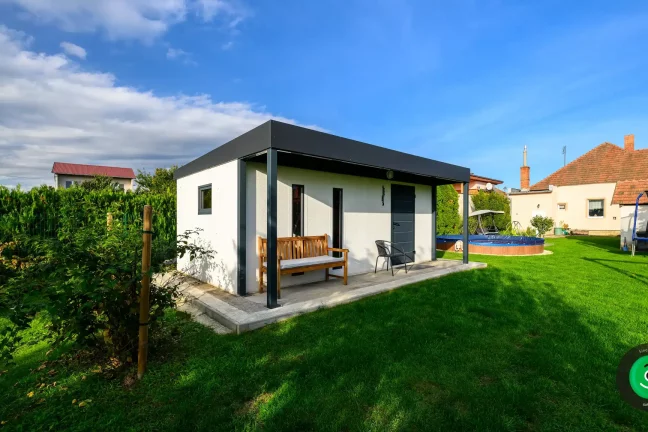 záhradný domček v oáze zelene