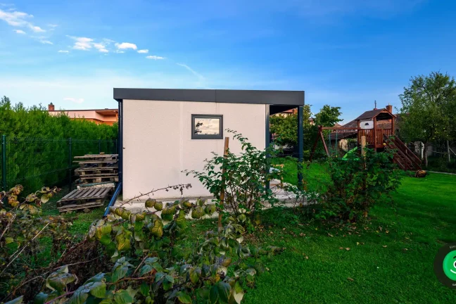 bočná stena záhradného domčeka s malým oknom