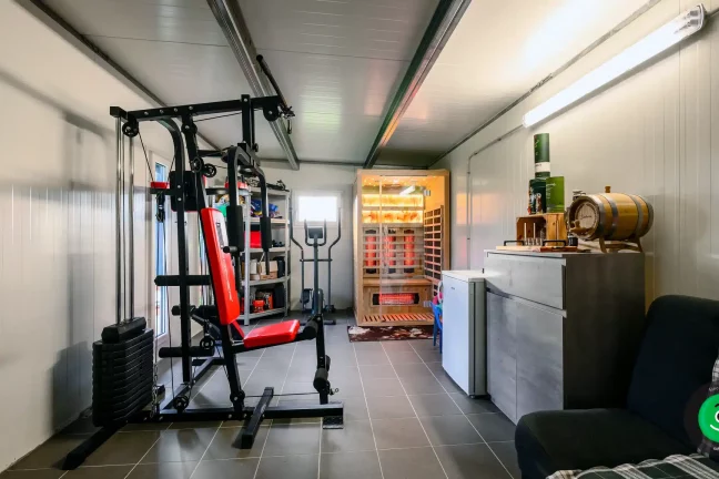 vnútro záhradného domčeka využívané na relax