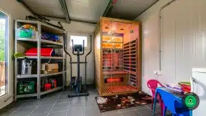 sauna s posilňovacími strojmi vo vnútri záhradného domčeka