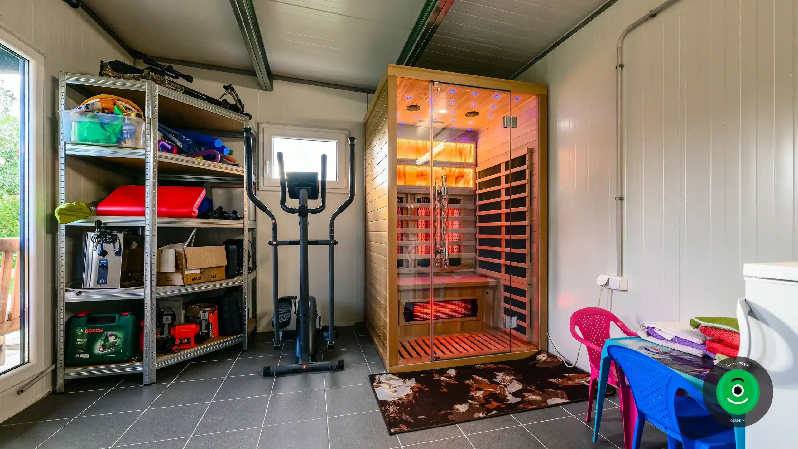 sauna s posilňovacími strojmi vo vnútri záhradného domčeka