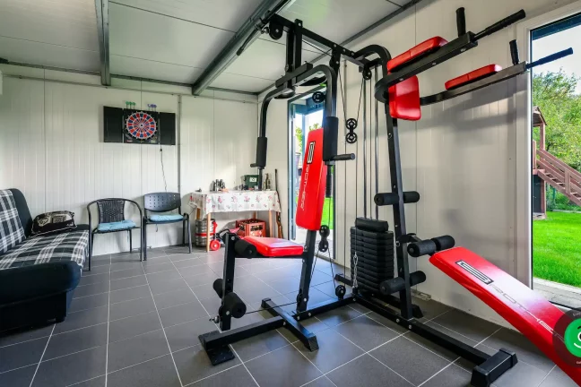 posilňovňa v interiéri záhradného domčeka