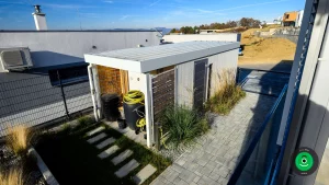 prístrešok na zadnej strane garáže