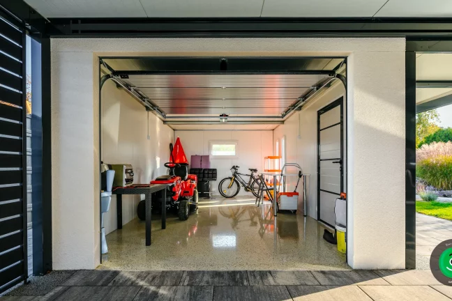 vnútro garáže pre jedno auto