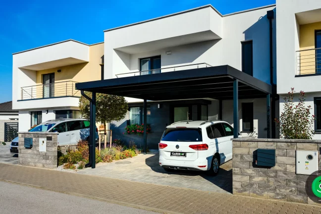 rodinný dom s prístreškom pred vchodom