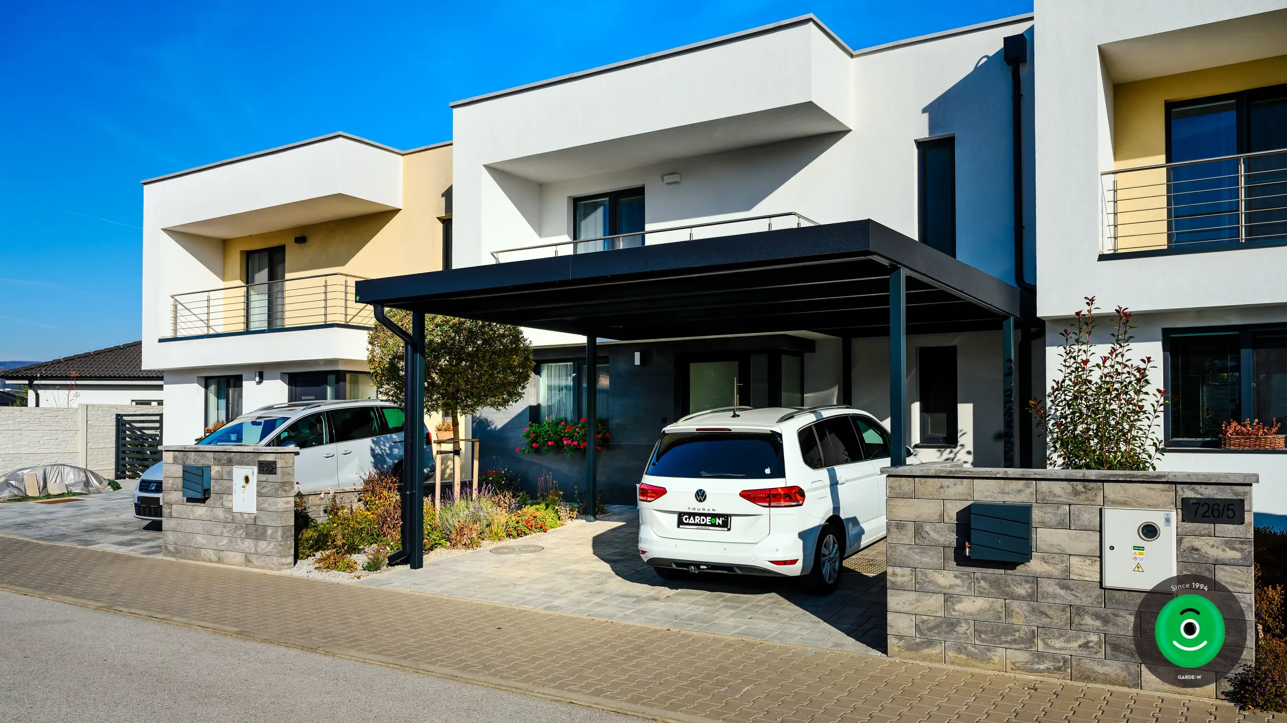 rodinný dom s prístreškom pred vchodom